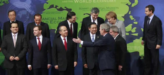 Varios de los asistentes a la cumbre de Washington se preparan para la foto de grupo