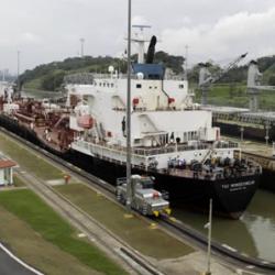 Dos barcos cruzan el Canal de Panamá