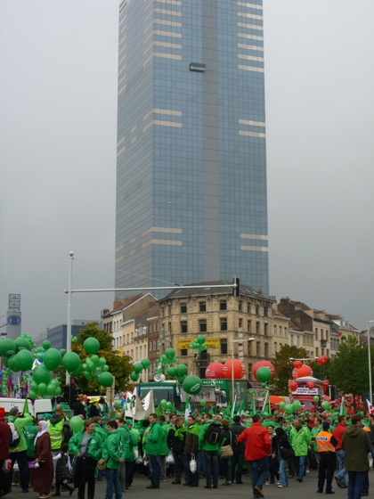Bruselas planta cara a los sindicatos... y se arruga ante Sarkozy