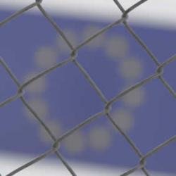 Bandera del euro detrás de una reja