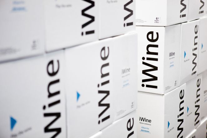 La marca y la caja de iWine recuerdan más a las del famosorn iPod que a las de un vino blanco. Con este diseño, la empresa busca asociar su bebida al concepto de música y diversión.