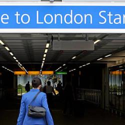 Una azafata transita por el aeropuerto de Stansted. Una azafata transita por el aeropuerto de Stansted.