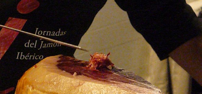 Demostración de corte de jamón ibérico en el restaurante Atrio, en Cáceres.