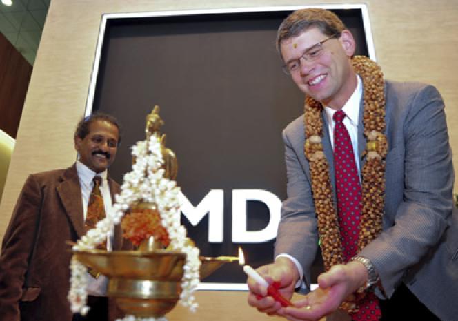 Rory Read, director general de la multinacional de microprocesadores AMD y Shiva Gowni (izq) el vicepresidente corporativo de AMD India