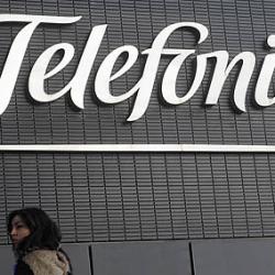Logotipo de Telefónica en su sede de Madrid.