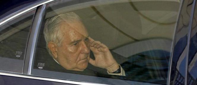 El presidente del Consejo General del Poder Judicial (CGPJ), Carlos Dívar, a la salida del pleno extraordinario del CGPJ, tras mantener una reunión de dos horas y media para debatir su cese o su dimisión por la polémica suscitada por los gastos de sus viajes en fin de semana a Marbella (Málaga).