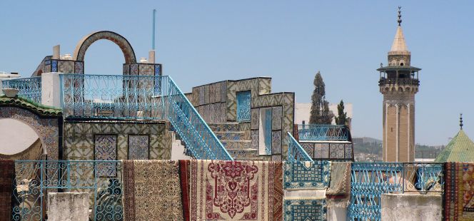 Alfombras secándose al sol en los tejados de la medina de Túnez.
