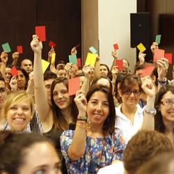 Una sala con jóvenes españoles participando en la campaña promovida por las instituciones europeas. Una apelación a moverse por Europa para buscar empleo