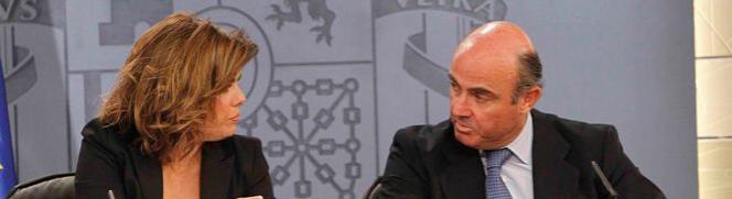 El ministro de Economía, Luis de Guindos, y la vicepresidenta Soraya Sáenz, hoy tras el consejo de ministros