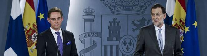 El presidente del Gobierno de España, Mariano Rajoy, junto al primer ministro finlandés, Jyrki Katainen, durante la rueda de prensa que han ofrecido tras la reunión que han mantenido en el palacio de La Mocloa