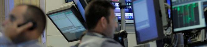 Operarios bursátiles escuchan la comparecencia del presidente de la Fed, Bern Bernanke, el 13 de septiembre de 2012.