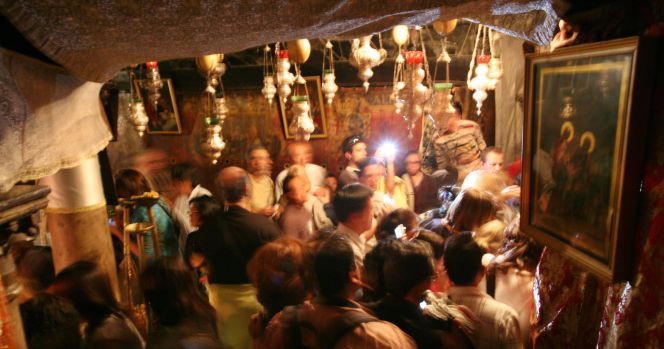 Un grupo de turistas visita la gruta en la Iglesia de la Natividad en la ciudad cisjordana de Belén.