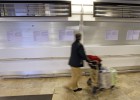 Aena cobrará un euro por usar los carros para equipajes en Barajas Aena cobrará un euro por usar los carros para equipajes en Barajas