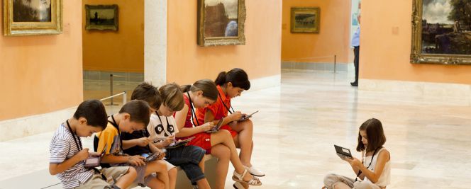 Varios niños realizan una actividad en el Thyssen.