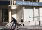 Chipre limita el uso de tarjetas a 5.000 euros al mes Chipre limita el uso de tarjetas a 5.000 euros al mes