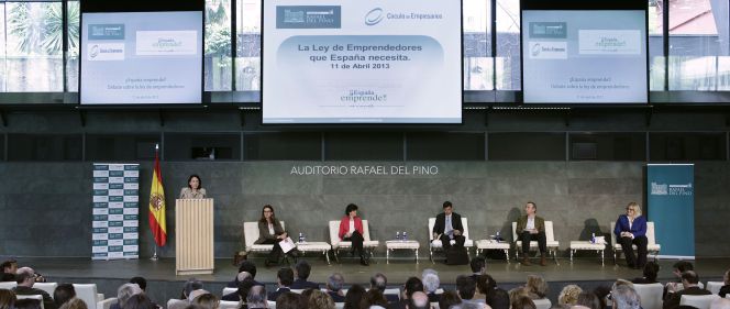 La presidenta de la Fundación Rafael del Pino, María del Pino y Calvo-Sotelo, junto a la presidenta del Círculo de Empresarios, Mónica de Oriol; la presidenta de Startup Spain, María Benjumea; el director general de Industria, Manuel Valle; el vicepresidente de Ascri, Javier Ulecia, y emprendedora Catalina Hoffman.