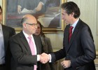 La rebelión de los alcaldes obliga a Montoro a suavizar la reforma local La rebelión de los alcaldes obliga a Montoro a suavizar la reforma local
