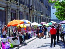 Piezas de autor en el Mercadinho dos Clérigos (Oporto).