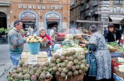 Puesto de alimentación en la plaza Campo dei Fiori (Roma).