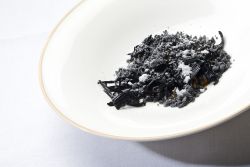 Gamba roja de Dénia y arroz en ceniza (Quique Dacosta).