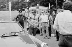El actor Steve McQueen junto a su 911 S de 1970.