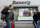 Santander ofrece a 300 empleados la baja incentivada y 650 se prejubilan Santander ofrece a 300 empleados la baja incentivada y 650 se prejubilan