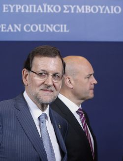 El presidente del Gobierno español, Mariano Rajoy (i) y el primer ministro sueco, Fredrik Reinfeldt (d) hablan mientras se dirigen hacia la tradicional foto de grupo durante la cumbre europea en Bruselas, Bélgica hoy, jueves 27 de junio de 2013.