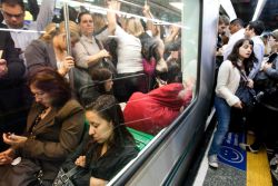 Pasajeros en una estación del metro de São Paulo.