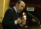 Rubalcaba presentará una moción de censura si Rajoy no comparece en el Congreso Rubalcaba presentará una moción de censura si Rajoy no comparece en el Congreso
