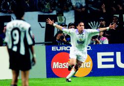 Mijatovic celebra su gol, que le valió al Madrid la 7ª Copa de Europa.