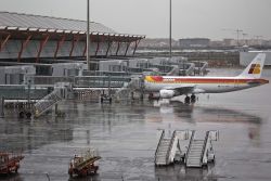 Vista del exterior de la terminal T4 del aeropuerto de Barajas, en Madrid, en la última jornada de la segunda semana de huelga contra el ERE de la compañía Iberia. EFEEmilio Naranjo