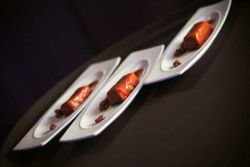 La riqueza culinaria de San Sebastián sirve de excusa para reunirse con amigos o desconocidos a charlar sobre pintxos, el primer viernes de cada mes.
