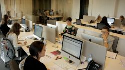La plantilla está distribuida entre todas las filiales que el laboratorio tiene en el mundo. Se compone sobre todo de profesionales del área de ciencias de la salud.