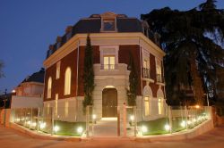 La sede de la Fundación Pons se alza en un edificio de la madrileña calle de Serrano. Las ventanas abiertas y los espacios diáfanos son muestra de transparencia.