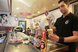 Los locales pueden contar con grifo de la marca y con la gama completa de cervezas en botella. En la imagen, El Frontón de Tito, en Madrid.
