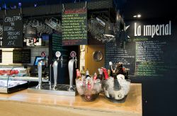 Brabante busca locales de hostelería donde se cuida tanto la cerveza como el producto gastronómico. En la foto, la taberna La Imperial, del Mercado de San Antón, en Madrid.