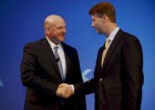 Microsoft compra el móvil de Nokia para reinventarse y competir con Apple y Google Microsoft compra el móvil de Nokia para reinventarse y competir con Apple y Google