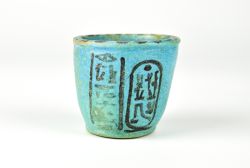 Vaso funerario egipcio que forma parte de la exposición El Espíritu del vino.