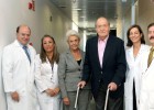 El Rey se despide del personal sanitario del hospital con una foto de familia El Rey se despide del personal sanitario del hospital con una foto de familia