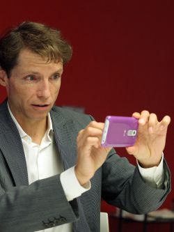 Óscar Rodríguez muestra el nuevo smartphone premium de LG, el G2.