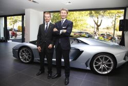 Stephan Winkelmann (derecha) y Carlos García Cano.