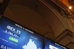 Monitor en la bolsa de Madrid que muestra la evolución del principal indicador de la Bolsa española, el IBEX 35.