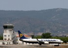 Aterrizaje de emergencia de Ryanair en Sevilla por fuego en la cabina Aterrizaje de emergencia de Ryanair en Sevilla por fuego en la cabina