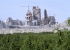Cemex plantea bajar un 25% el salario en sus seis fábricas de cemento Cemex plantea bajar un 25% el salario en sus seis fábricas de cemento