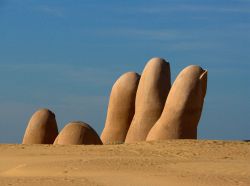 Una escultura de cinco dedos preside Playa Brava en Punta del Este.