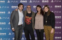 El director de cine Álex de la Iglesia, que ha realizado la campaña promocional, junto a los representantes de Sony y Ono.rn rn