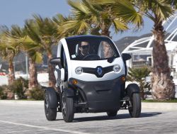 Paseo de exhibición de un Twizy en la isla de Ibiza.