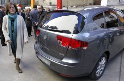 GRA016. MADRID, 10122013.- La alcaldesa de Madrid, Ana Botella, se dirige a su coche oficial, un SEAT Altea XL que utiliza como combustible Gas Licuado de Petróleo (GLP), al término del acto de la firma de un convenio para promover el uso de vehículos propulsados con autogás. La alcaldesa ha estrenado hoy el nuevo vehículo oficial fabricado en España, propulsado a gas y menos costoso para las arcas municipales que el anterior. EFESergio Barrenechea