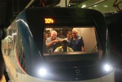 El presidente del país, Ricardo Martinelli (tras el asiento del maquinista), durante un viaje de prueba.