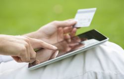 Consultamos el saldo en la ‘tablet’ y contratamos en la oficina